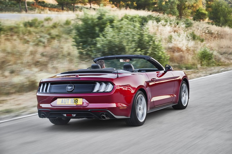 ford-mustang-auto-2017-cervene-sportiak